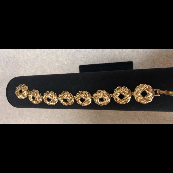 Napier Gold tone Bracelet - Picture 4 of 5